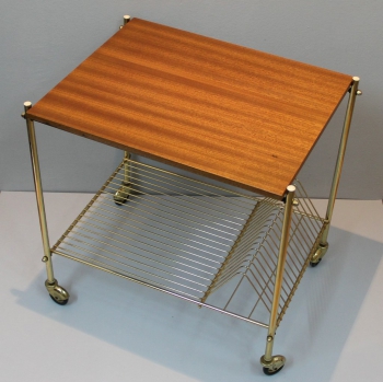 Mesa auxiliar con ruedas. Francia. - Fabricada en madera de teca y metal dorado. 
La parte inferior sirve como revistero, vinilos etc.